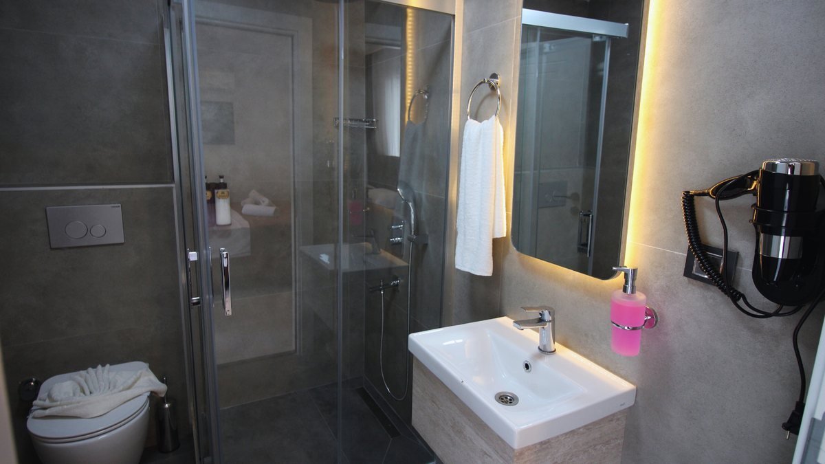 Altınay Hotel banyo lavabo detay