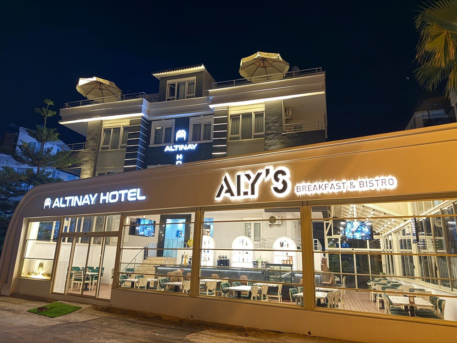 ALY'S Breakfast & Bistro akşam atmosferi