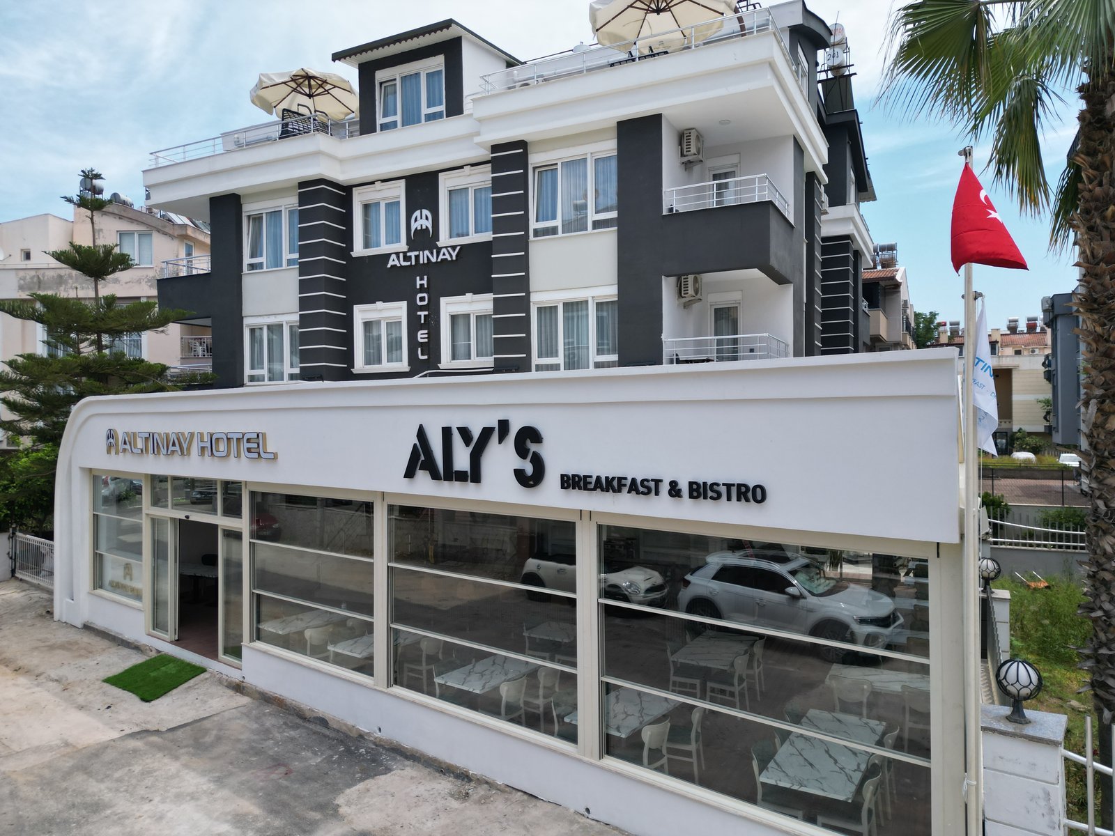 Altınay Hotel ALY'S girişi dış cephe
