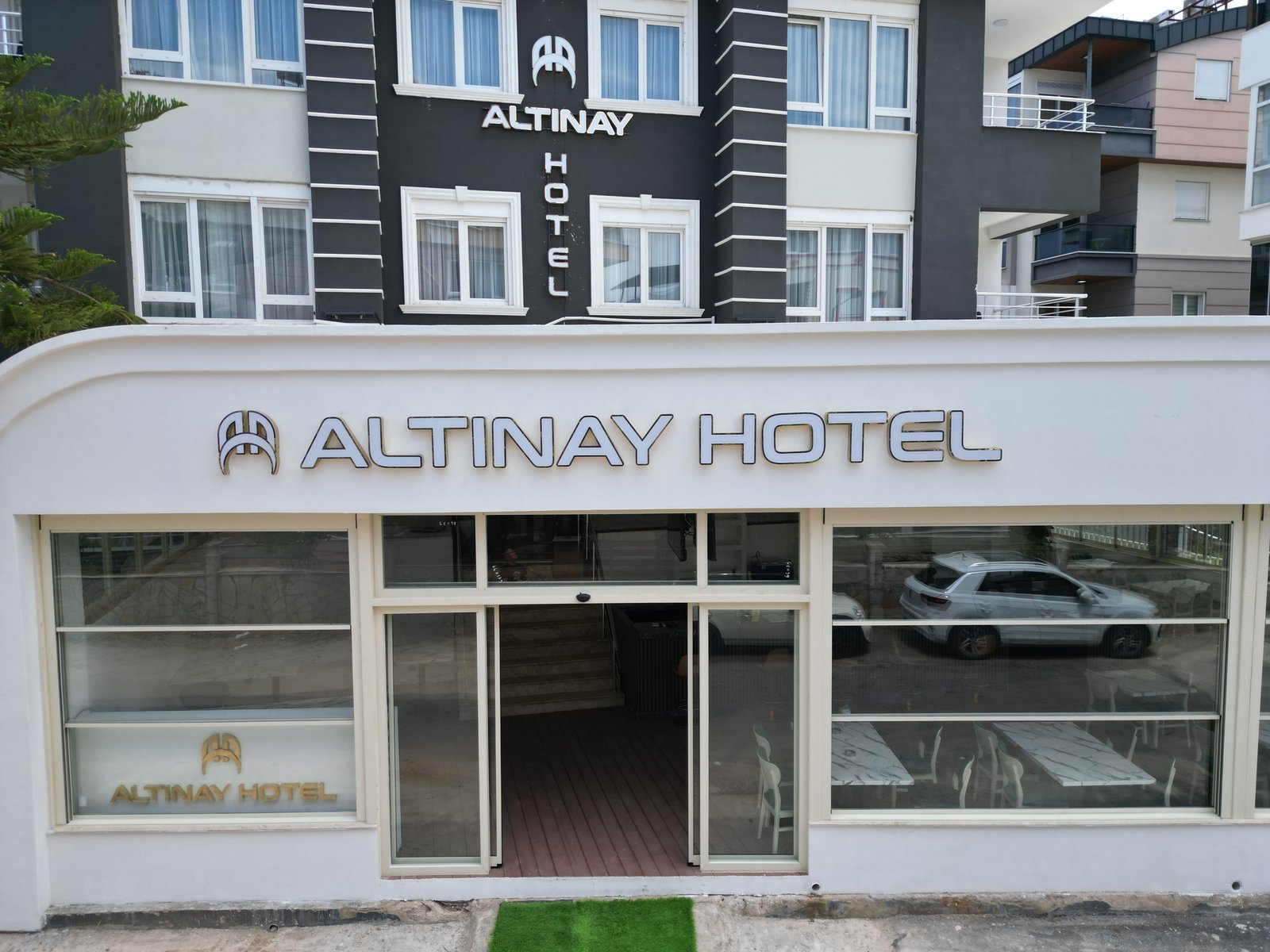 Altınay Hotel Antalya gündüz dış cephe ve ALTINAY HOTEL girişi