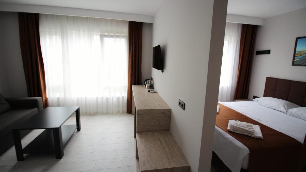 Altınay Hotel oda oturma alanı