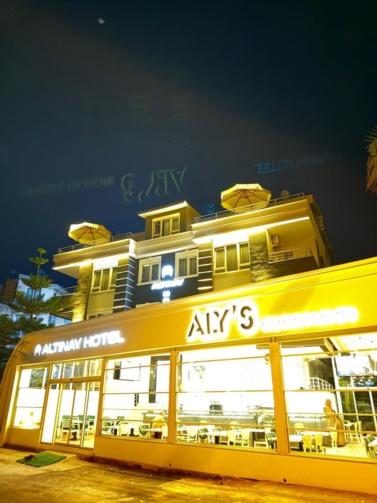 Altınay Hotel Antalya gece görünümü