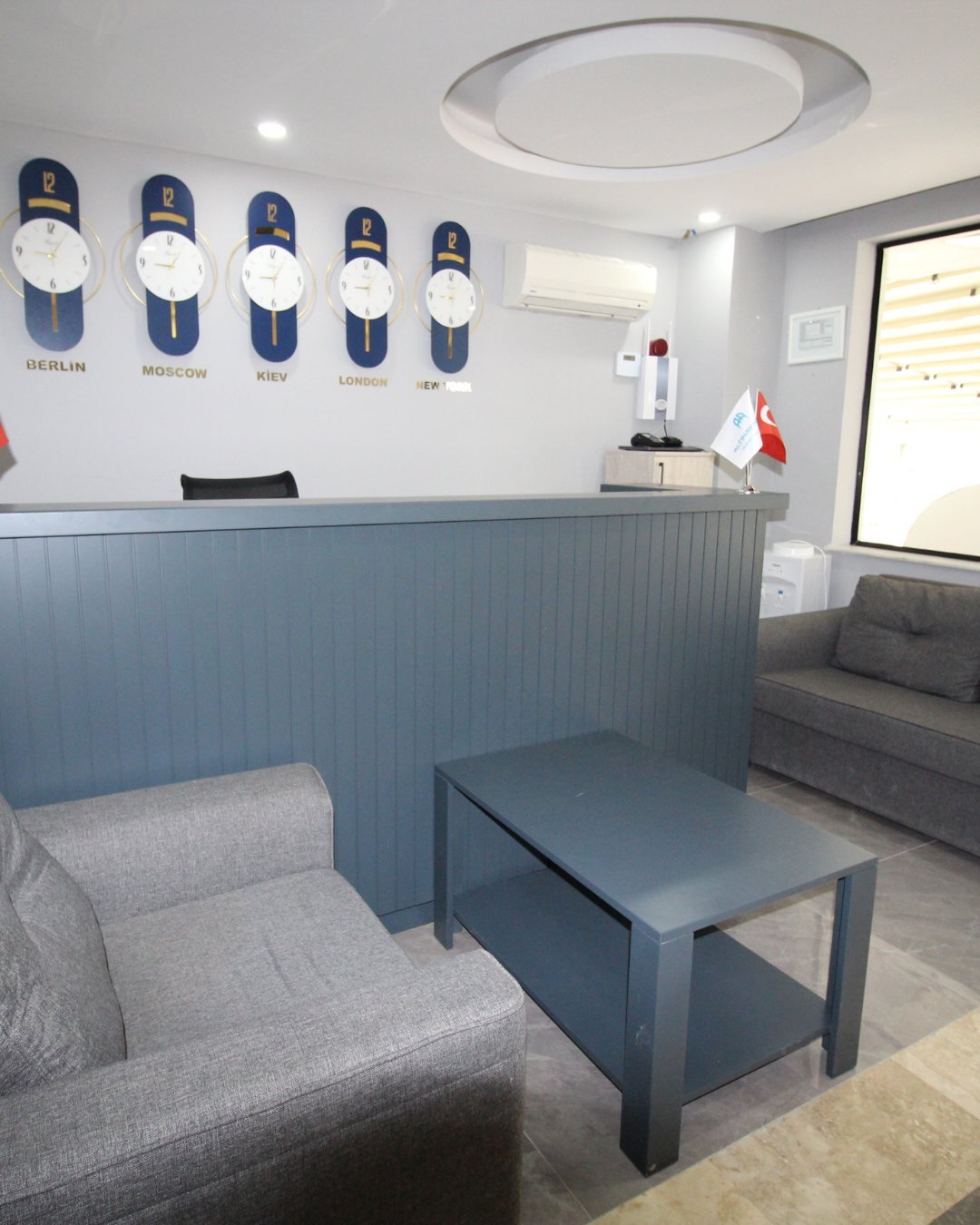 Altınay Hotel resepsiyon ve oturma alanı