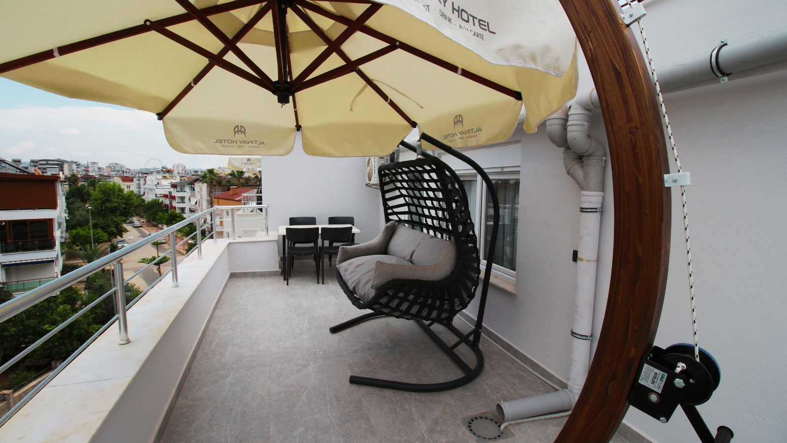 Altınay Hotel teras oturma alanı