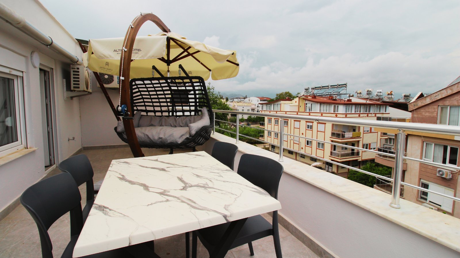 Altınay Hotel teras şemsiyeli oturma
