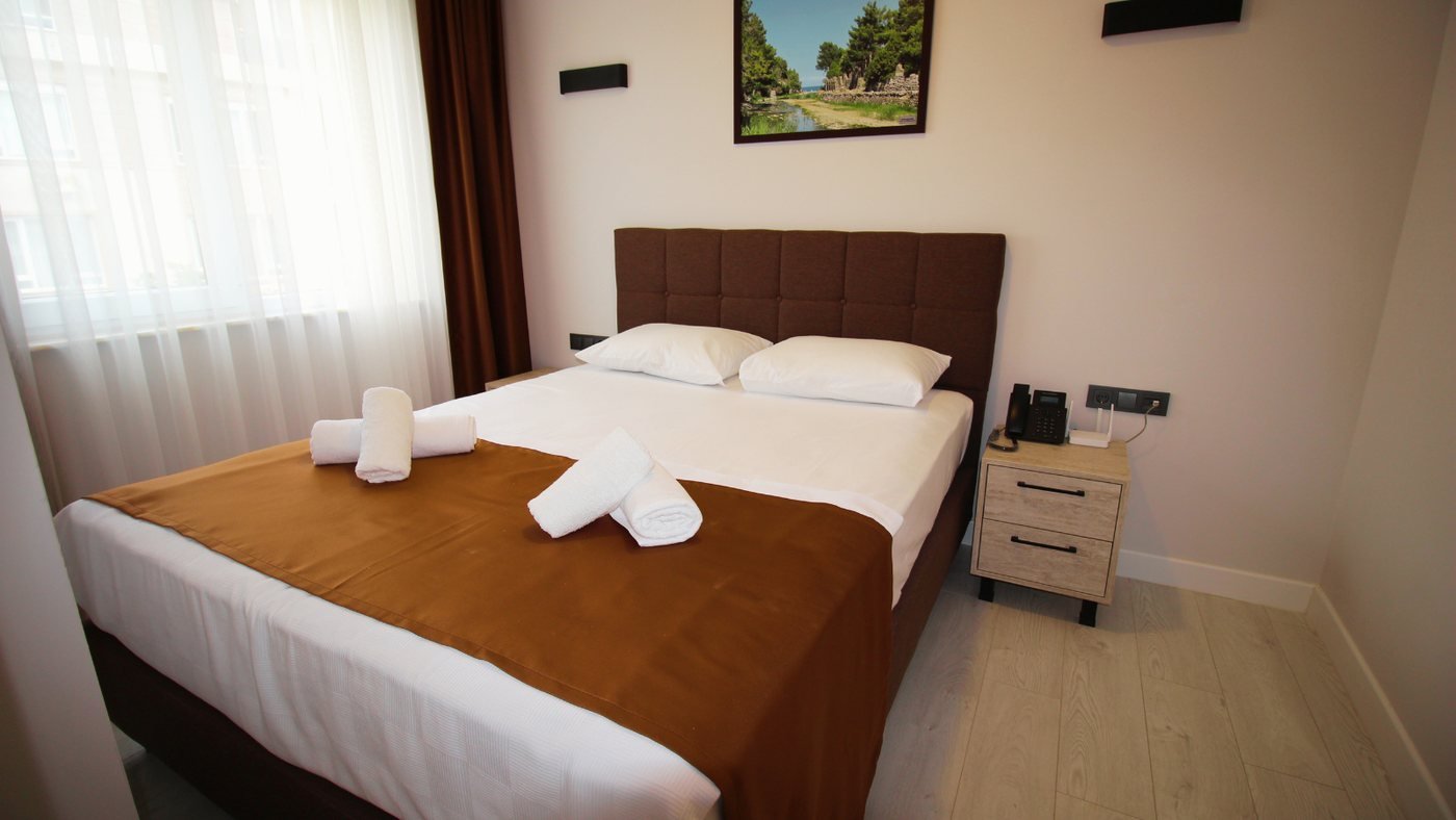 Altınay Hotel Deluxe Oda — geniş yatak ve modern dekorasyon